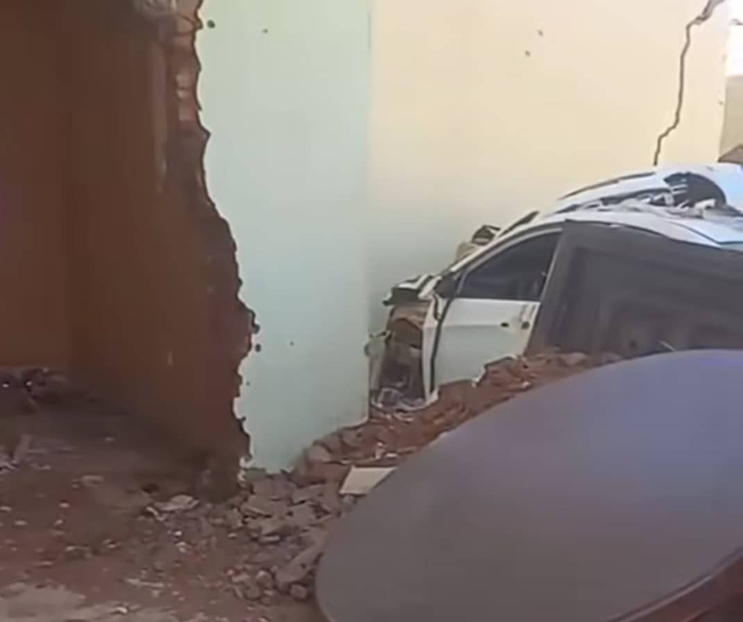 مواطن يتفاجأ بهدم منزله من قبل المليشيا لإخفاء السيارات القتالية من قصف الطيران 1 هدم منزل