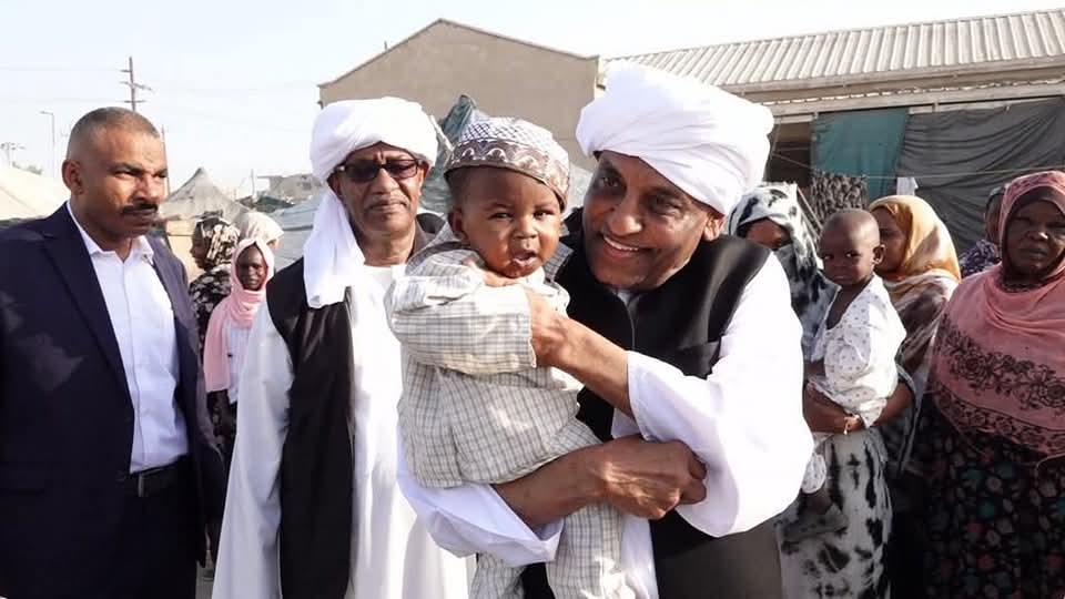 كامل إدريس يزور مراكز النازحين ببورتسودان ويعد بتحسين اوضاعهم 1 FB IMG 1749235238679
