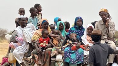 أسر نازحة تفر من مدينة الفاشر بشمال دارفور بحثا عن الأمان. في مختلف أنحاء السودان، نزح أكثر من 12 مليون شخص من ديارهم.jpg