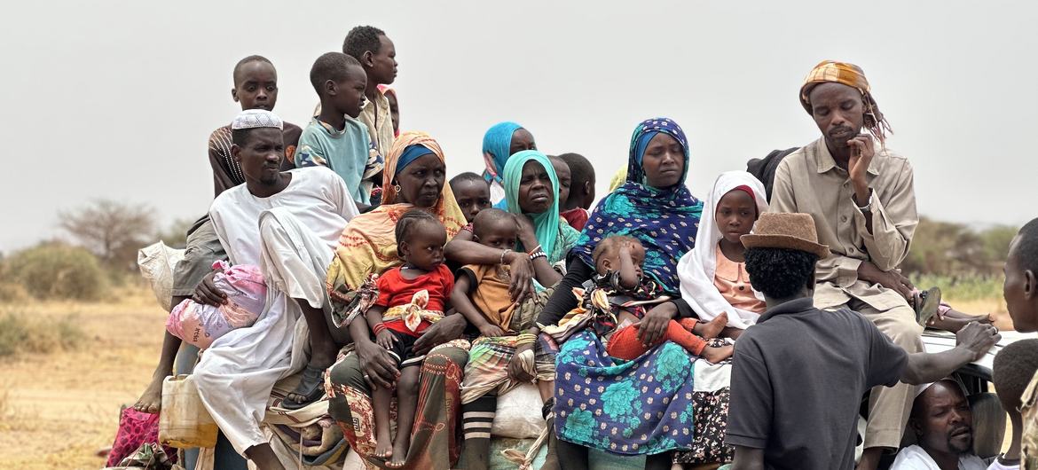 الهجرة الدولية: مغادرة أكثر من ألف أسرة من الفاشر خلال يوم واحد 1 أسر نازحة تفر من مدينة الفاشر بشمال دارفور بحثا عن الأمان. في مختلف أنحاء السودان، نزح أكثر من 12 مليون شخص من ديارهم.jpg