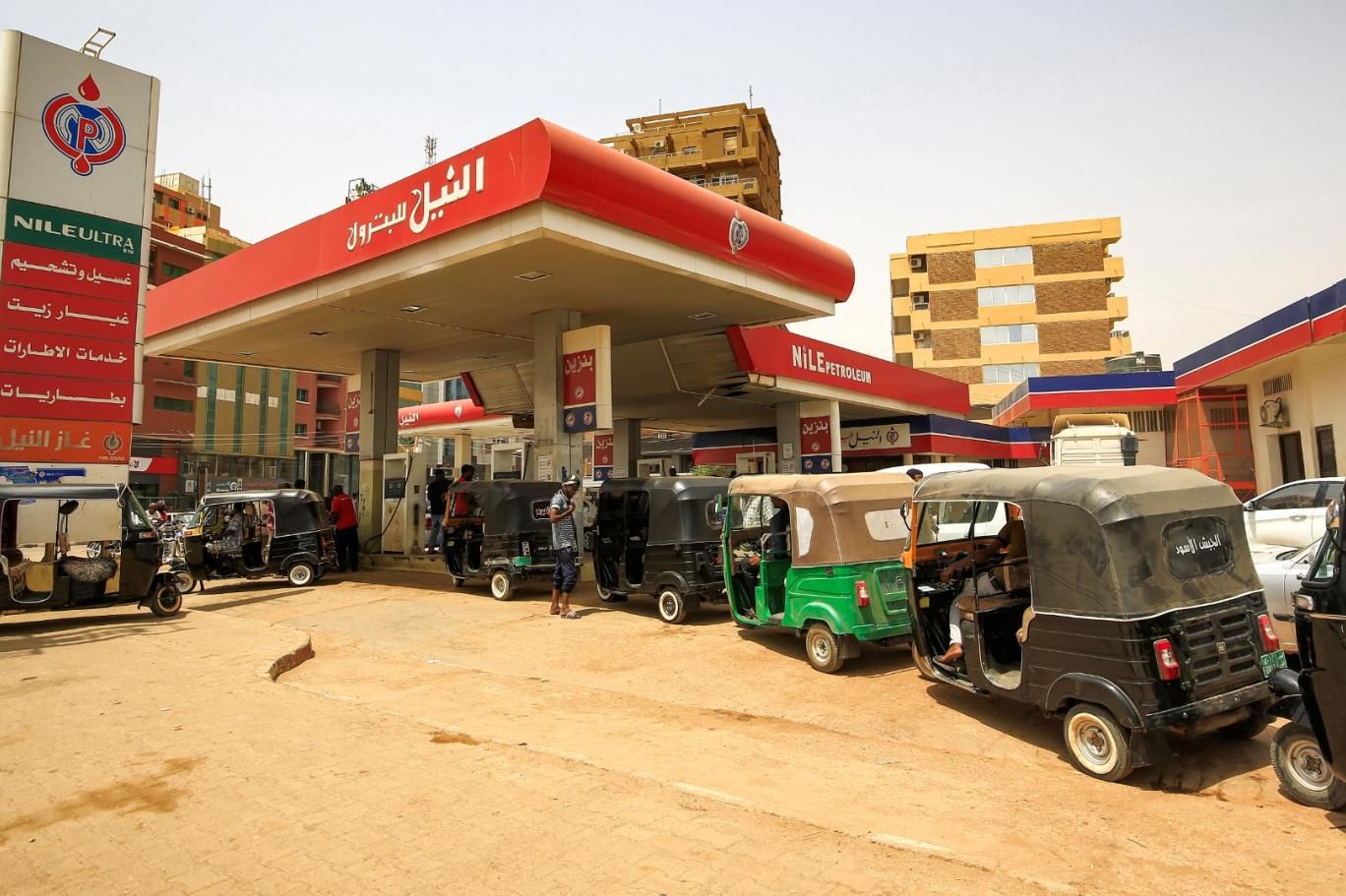 بنك السودان يرفع الاحتكار عن الوقود ويفتح الإستيراد 1 وقود