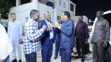 رئيس الوزراء يشارك في تأبين الصحفي الراحل عمار محمد آدم بمدينة بورتسودان 2 559178359 864690979245942 4615972322024605547 n