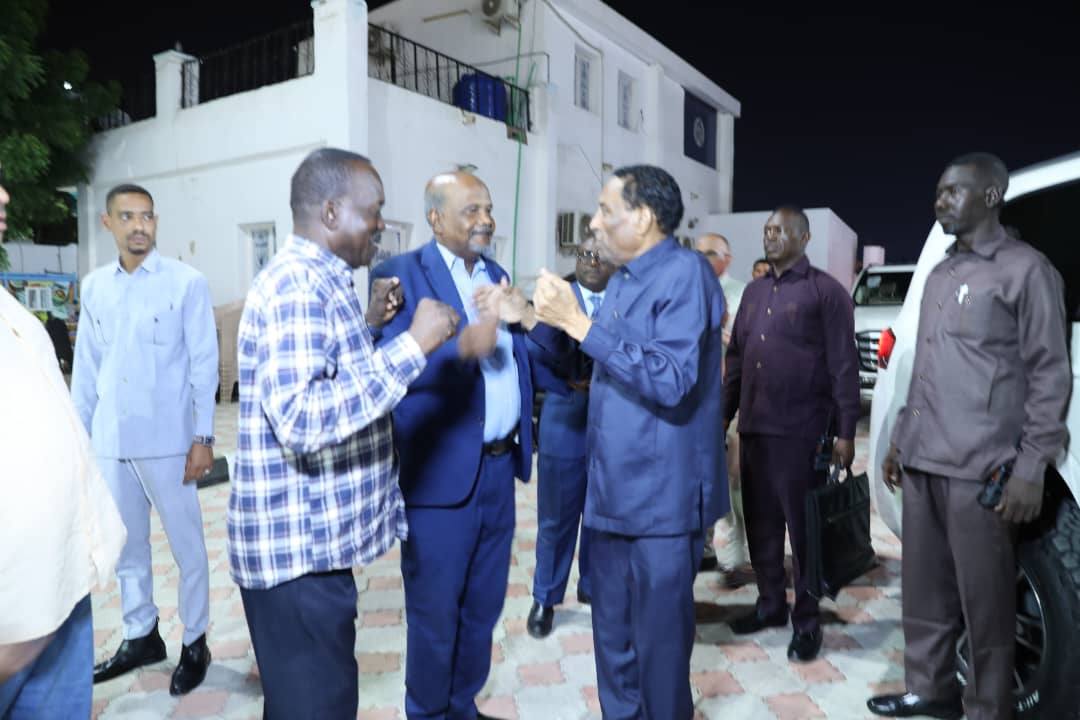 رئيس الوزراء يشارك في تأبين الصحفي الراحل عمار محمد آدم بمدينة بورتسودان 1 559178359 864690979245942 4615972322024605547 n