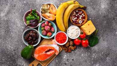 الأطعمة التي تحسن المزاج علميًا… كيف ترفع هرمونات السعادة في جسمك؟ 2 اطعمة