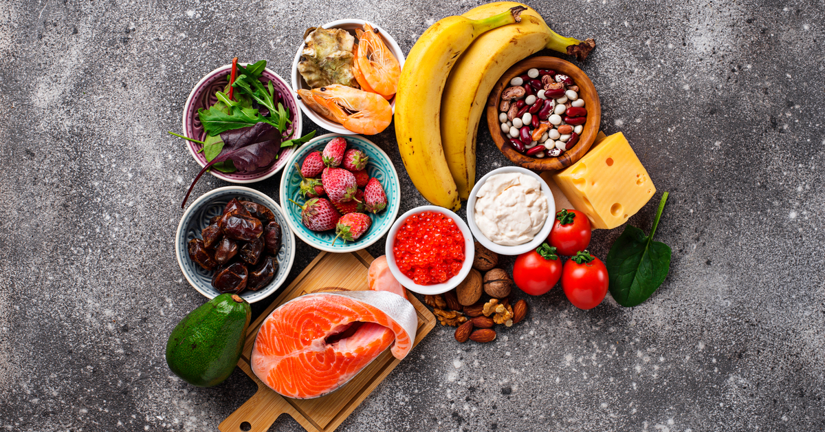 الأطعمة التي تحسن المزاج علميًا… كيف ترفع هرمونات السعادة في جسمك؟ 1 اطعمة