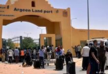 سودانيون في معبر أرقين.jpg