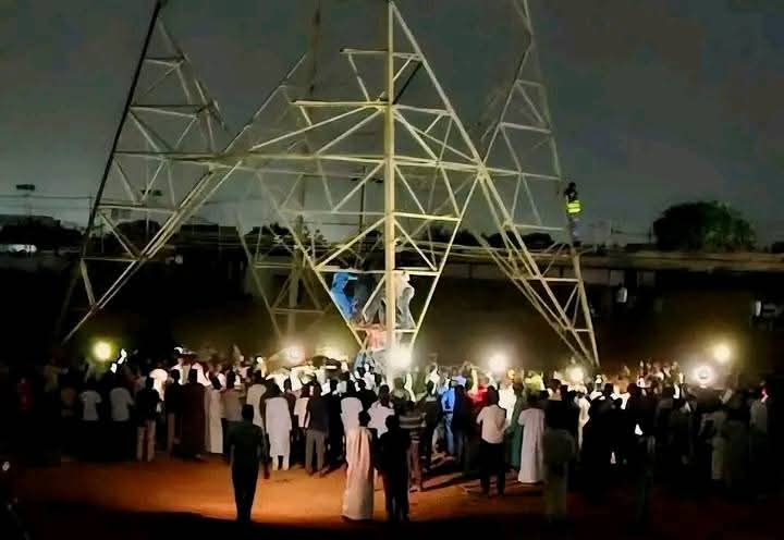 دراما "فوق السحاب" في أمدرمان.. شاب يصعد فوق أسلاك الضغط العالي من أجل أن يتزوج "عبير" 1 FB IMG 1774652730827