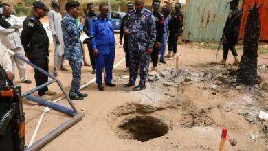 المدير العام لقوات الشرطة يتفقد "ميدانياً" موقع انفجار بري ويوجه بمسح فني شامل لتأمين السكان 1 1775384572367