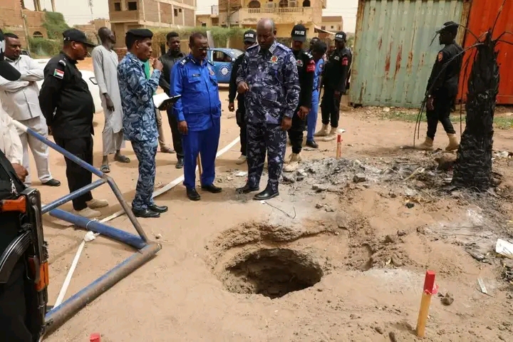 المدير العام لقوات الشرطة يتفقد "ميدانياً" موقع انفجار بري ويوجه بمسح فني شامل لتأمين السكان 1 1775384572367