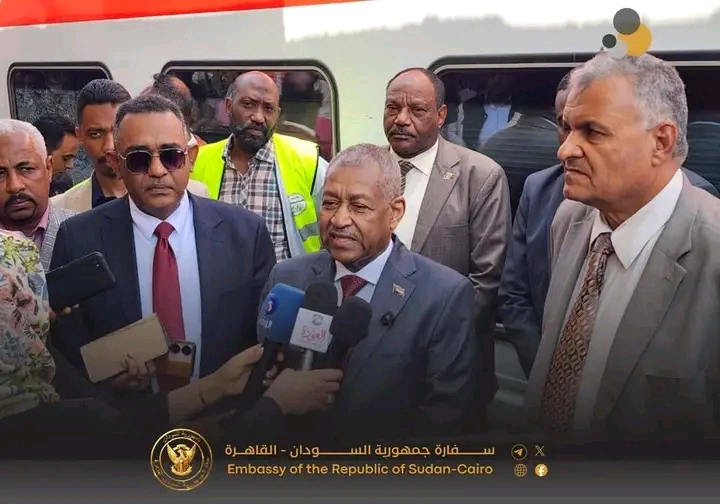 برعاية جهاز المخابرات العامة.. السفير "عدوي" يودع فوجاً جديداً من العائدين طوعاً إلى السودان 1 1775923578134