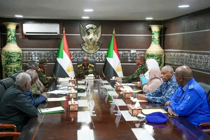 برئاسة البرهان.. مجلس الأمن والدفاع يستعرض الموقف الأمني ويوجه بضبط التشكيلات المسلحة وملاحقة خلايا المليشيا 1 1779224463426