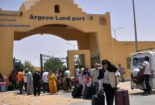 مأساة إنسانية بمعبر أرقين.. أكثر من 10 آلاف مواطن يواجهون الهجير بلا ناقلات، وتسجيل 3 وفيات وسط العائدين 13 WhatsApp Image 2024 06 14 at 4.37.32 PM