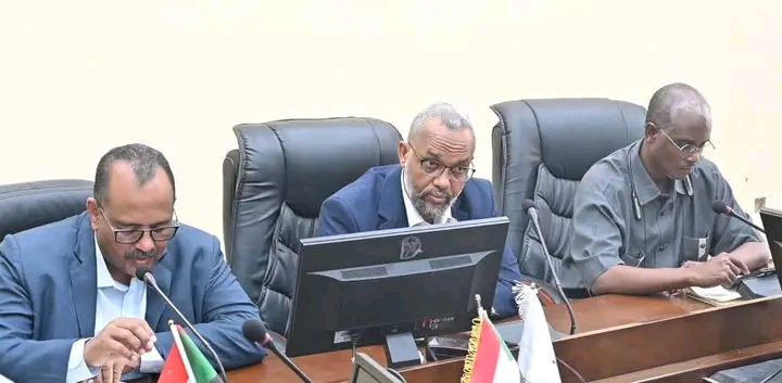وزير الصحة الاتحادي يوجه بالاستنفار السريع لمواجهة "الكوليرا وإيبولا" ويقرر تفعيل مراكز العزل بمطارات ومعابر البلاد 1 1780414802212