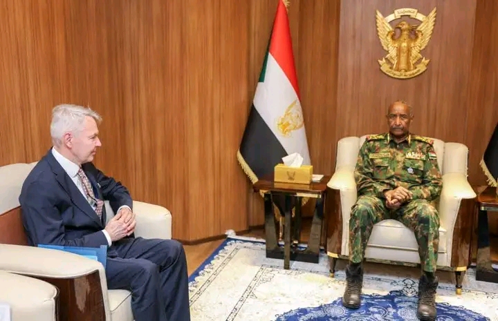 البرهان يتباحث مع المبعوث الأممي "بيكا هافيستو" ويطلع على مخرجات منبر أديس أبابا والخماسية تؤكد الالتزام بسيادة السودان 1 1780861942932