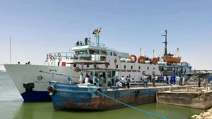 في يوم تاريخي.. وادي حلفا تستقبل 580 مواطناً عبر الباخرة "سيناء" في أولى رحلات العودة الطوعية 1 1781697813865