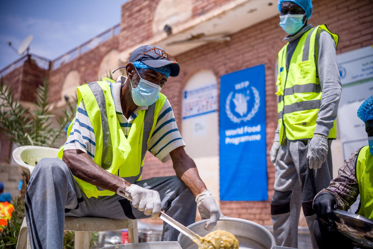 WF11075684 20250910 SDN Khartoum AEDvisitToHotMealsDistribution AbubakarGARELNABEI 8 Medium res