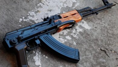 زوج يرتكب جريمة مروعة بحق زوجته الحامل 2 سلاح كلاش