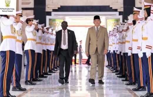 وزير دفاع سوداني يتوجه إلى إندونيسيا لأول مرة