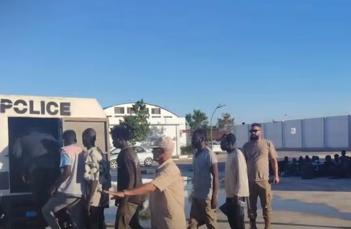 ترحيل مجموعة من المهاجرين السودانيين من ليبيا