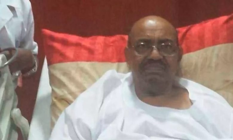 أسرة البشير: موافقة مبدئية على سفره للعلاج خارج السودان