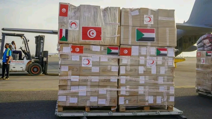 مساعدات تونسية تصل إلى السودان في رحلة خاصة 1 مساعدات تونسية تصل إلى السودان في رحلة خاصة