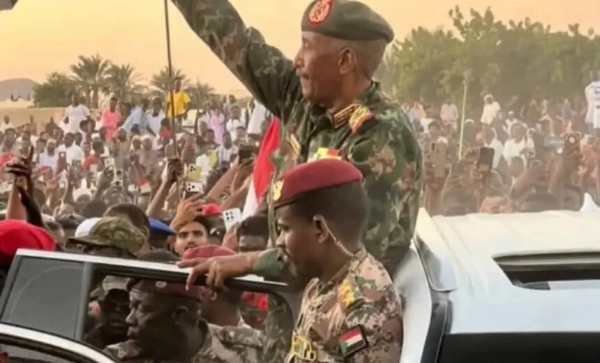 احتجاج نسائي أمام البرهان: “العيش بألف جنيه!” 1 احتجاج نسائي أمام البرهان: “العيش بألف جنيه!”