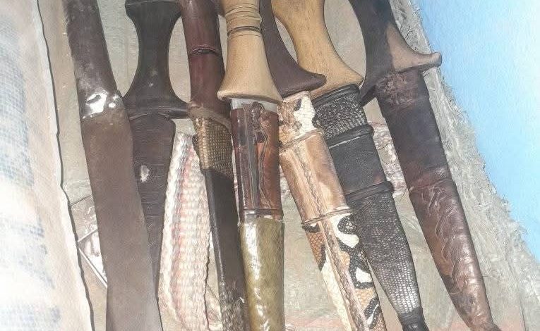 ضبط مخالفين لقرار حظر الأسلحة البيضاء في المدينة