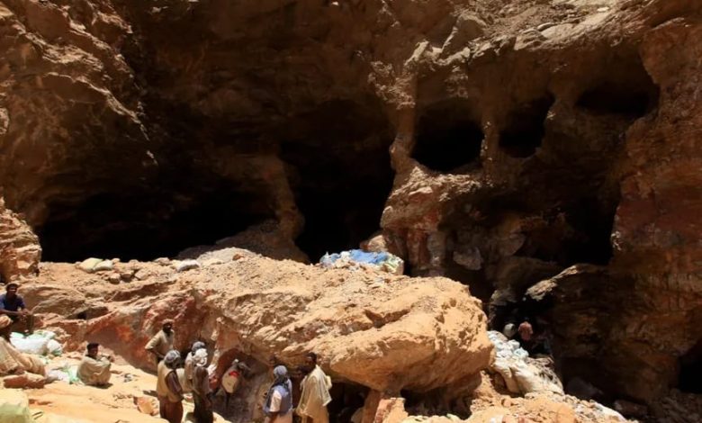 المخاطر تلاحق المعدنين السودانيين على الحدود
