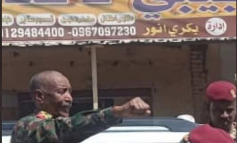هتاف غريب خلال زيارة البرهان للبرقيق 1 هتاف غريب خلال زيارة البرهان للبرقيق